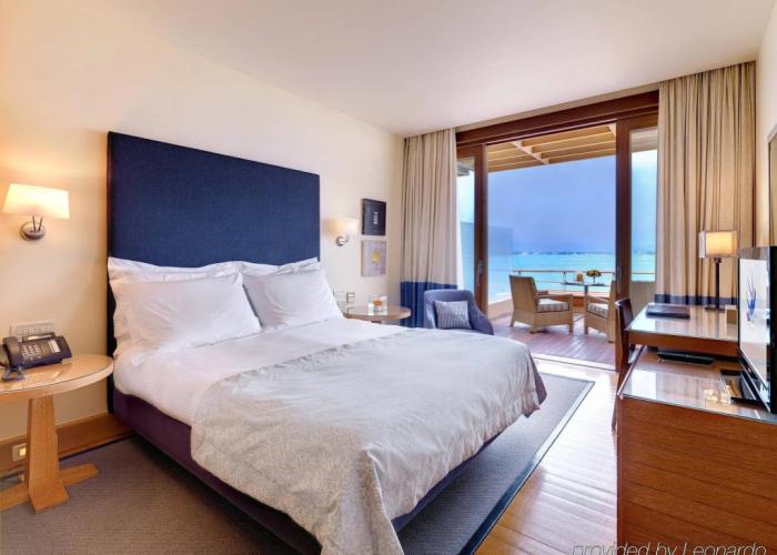 Amphitryon Hotel