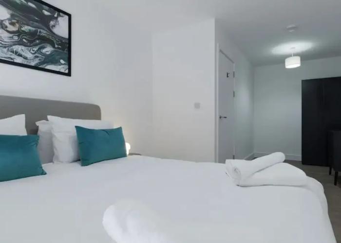 Luxury Manchester Apartment - Yellow