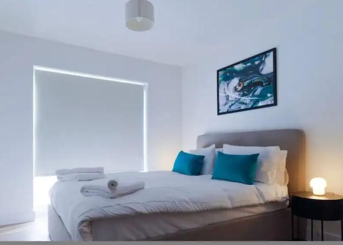 Luxury Manchester Apartment - Yellow