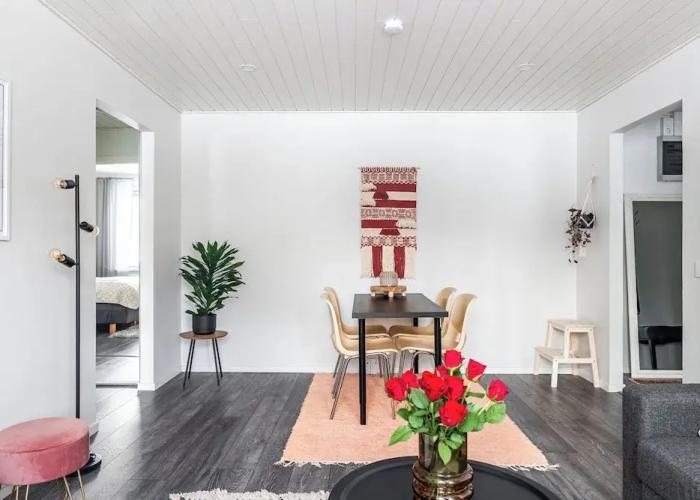 Bright 1BR Apartment next to the Beach