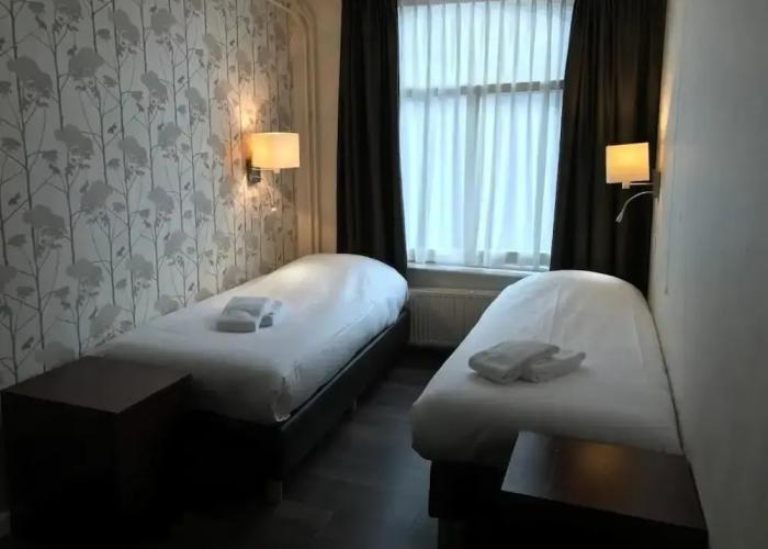 Hotel Carillon