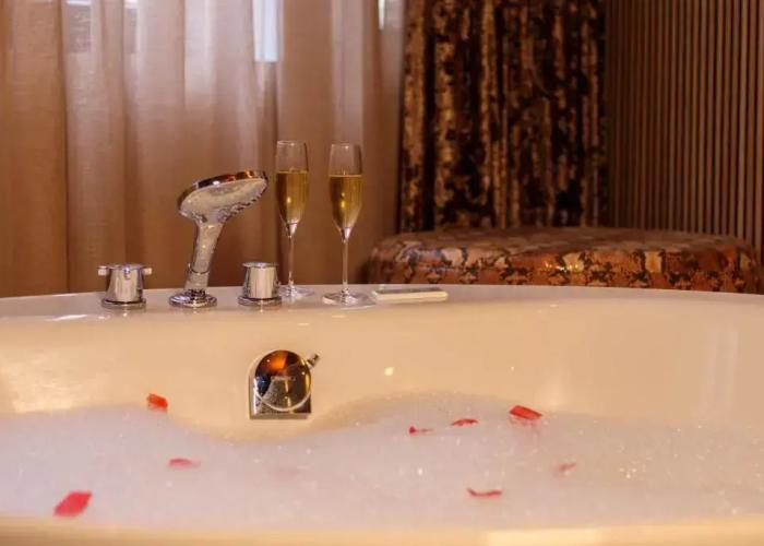 Manzo's Suites