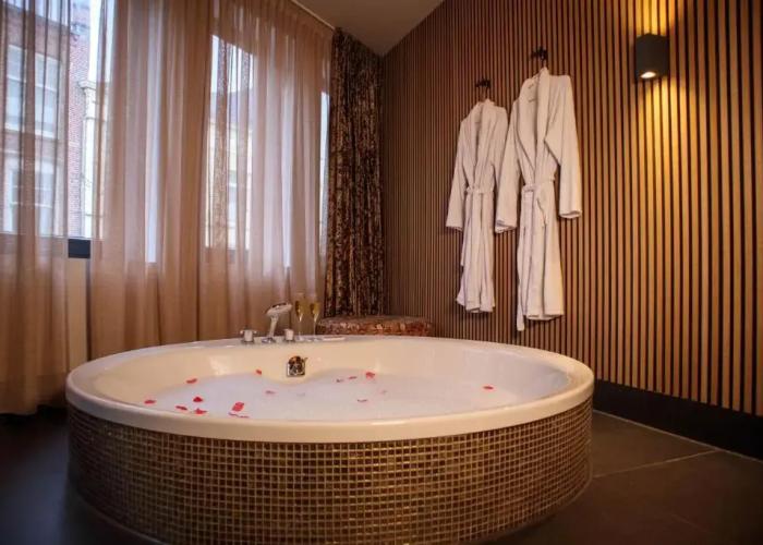 Manzo's Suites