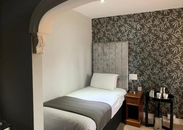 Barons Court Hotel