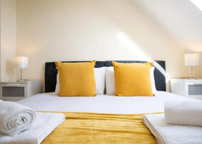 Velvet 2-bedroom Apartment Clock House - Hoddesdon