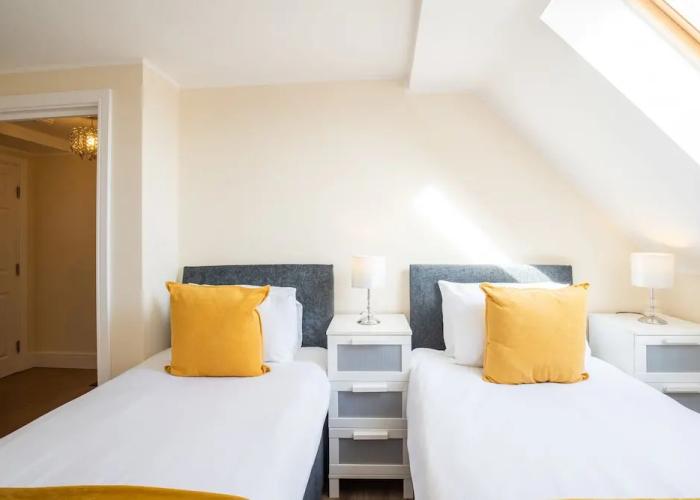 Velvet 2-bedroom Apartment Clock House - Hoddesdon