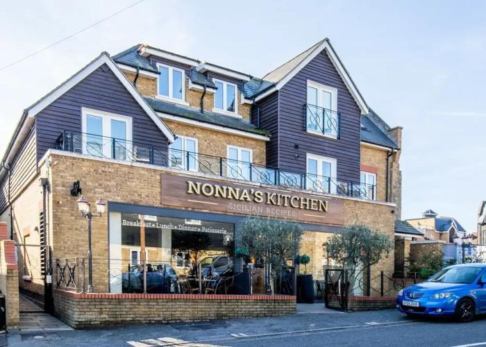 Velvet 2-bedroom Apartment Clock House - Hoddesdon