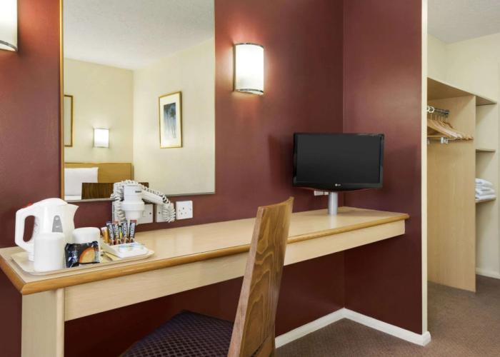 Days Inn by Wyndham Warwick South M40