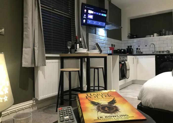 Contemporary 1 bed Studio for Comfy Stay in Wigan