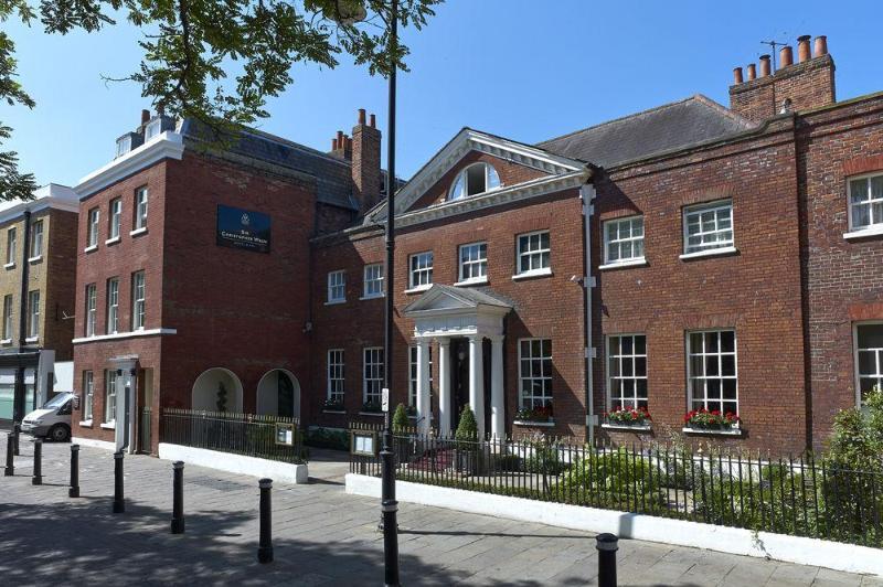 Sir Christopher Wren Hotel