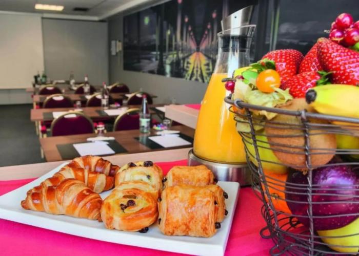 Kyriad Paris Nord Porte de Saint Ouen Hotel 