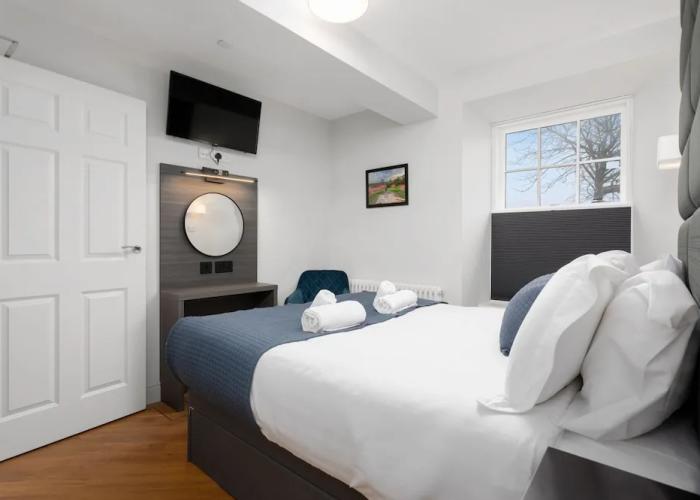 312 Reid's Corner - by Stay Dunfermline