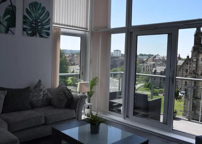 The Paisley Penthouse - Stunning View of the Abbey