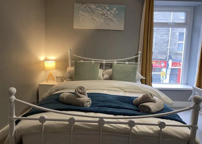 Bright 2br,sleeps 6 - Bridgend Centre, Train Link