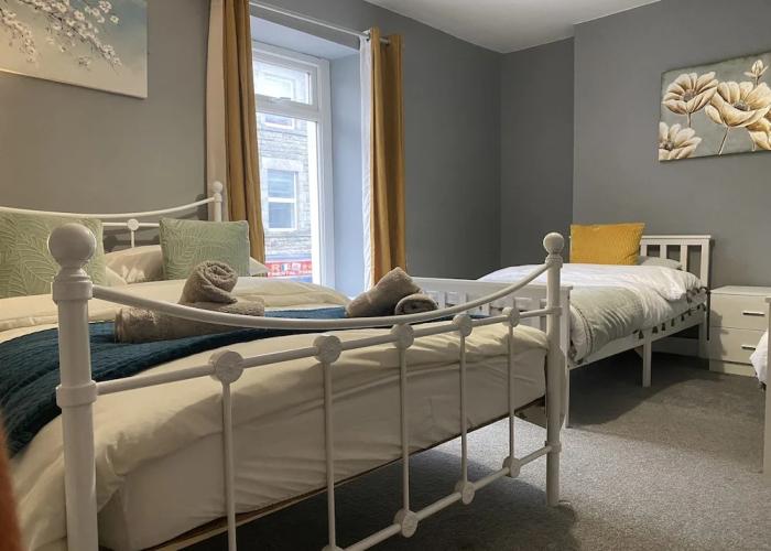 Bright 2br,sleeps 6 - Bridgend Centre, Train Link