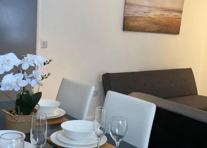 Comfortable and Modern 2-bedroom Flat in Bridgend