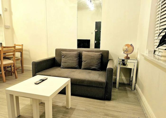 Cosy 1 Bedroom Flat Near Bridgend Town Centre