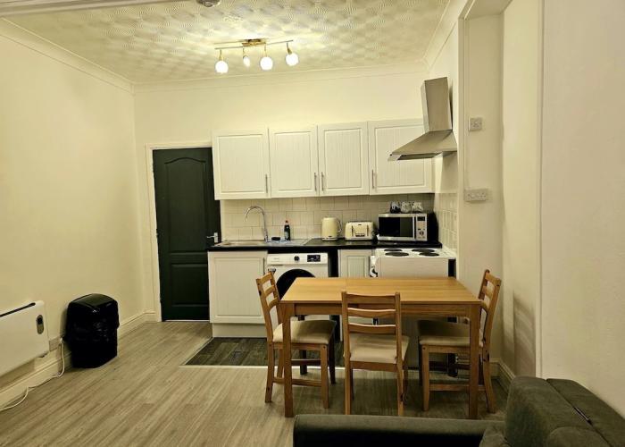 Cosy 1 Bedroom Flat Near Bridgend Town Centre