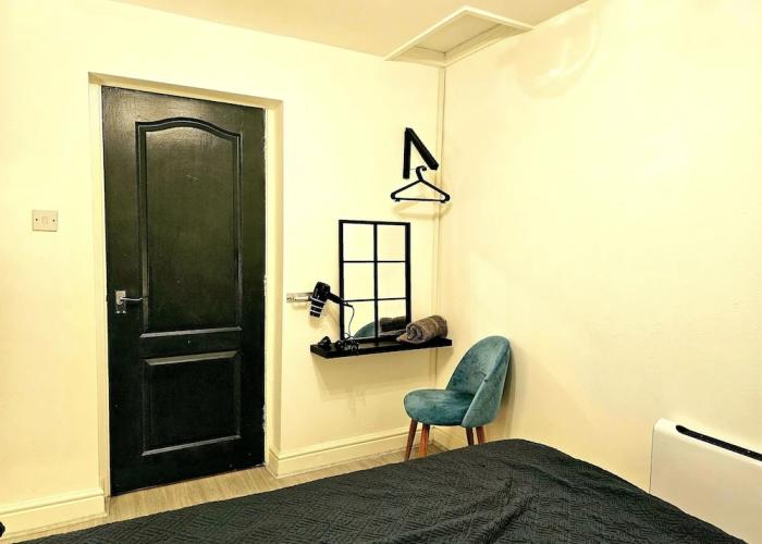 Cosy 1 Bedroom Flat Near Bridgend Town Centre