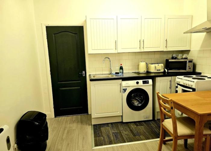 Cosy 1 Bedroom Flat Near Bridgend Town Centre