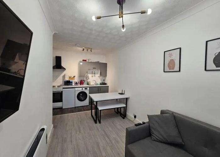 Stylish 1 Bedroom Flat Near Bridgend Town Centre