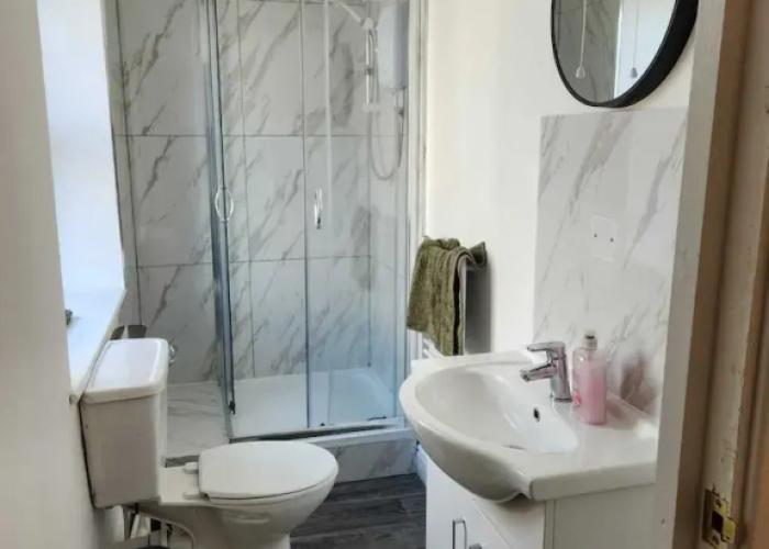 Stylish 1 Bedroom Flat Near Bridgend Town Centre