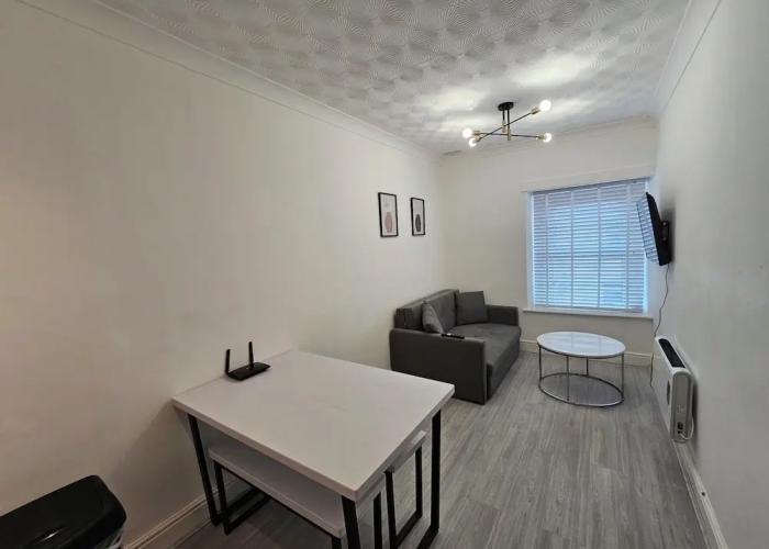 Stylish 1 Bedroom Flat Near Bridgend Town Centre
