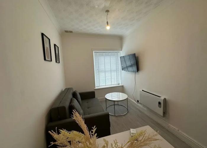 Stylish 1 Bedroom Flat Near Bridgend Town Centre