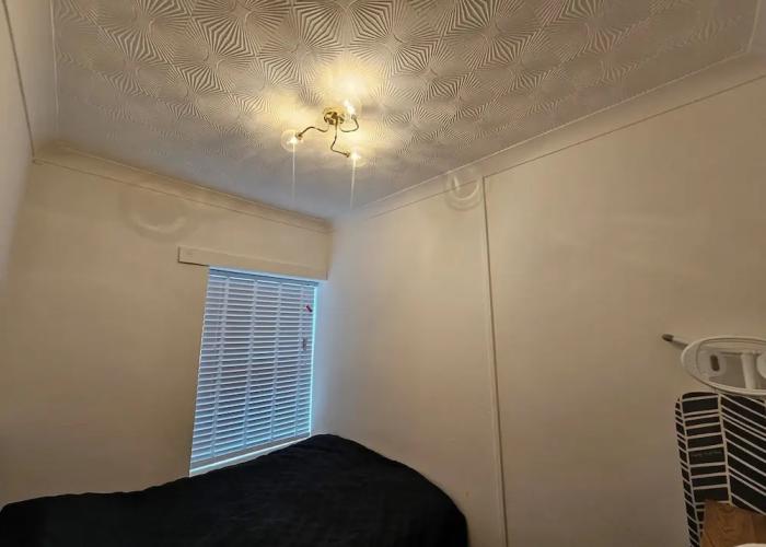 Stylish 1 Bedroom Flat Near Bridgend Town Centre