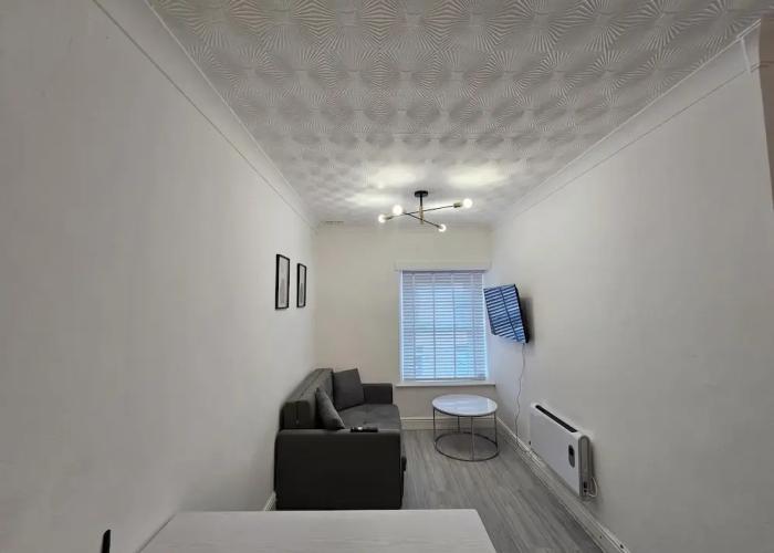Stylish 1 Bedroom Flat Near Bridgend Town Centre