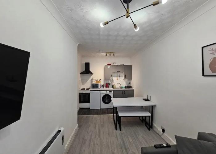 Stylish 1 Bedroom Flat Near Bridgend Town Centre