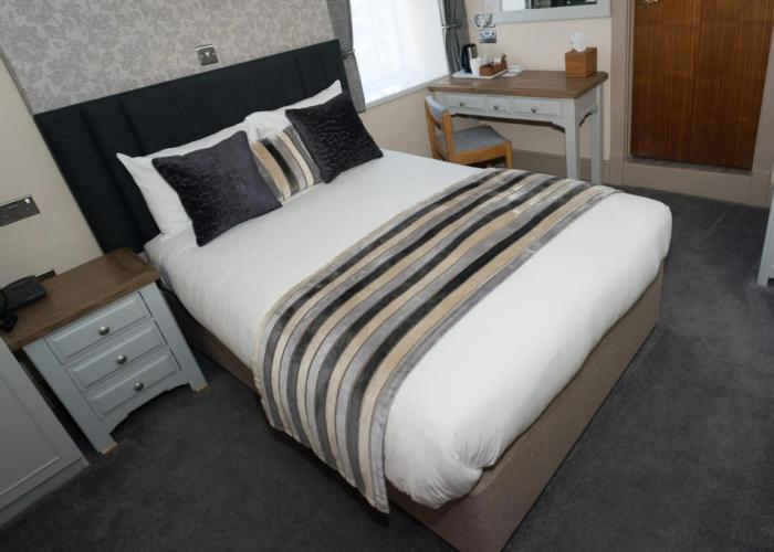 Falcon Hotel
