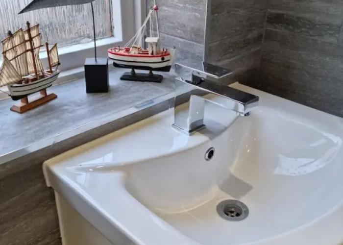 360 Serviced Accommodations - Waterfront Retreat - Modern Apartment