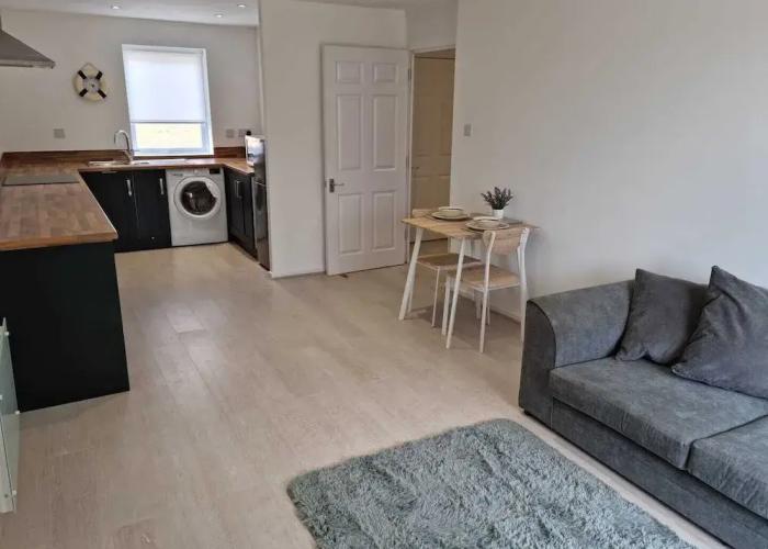360 Serviced Accommodations - Waterfront Retreat - Modern Apartment