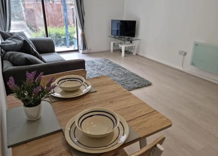 360 Serviced Accommodations - Waterfront Retreat - Modern Apartment