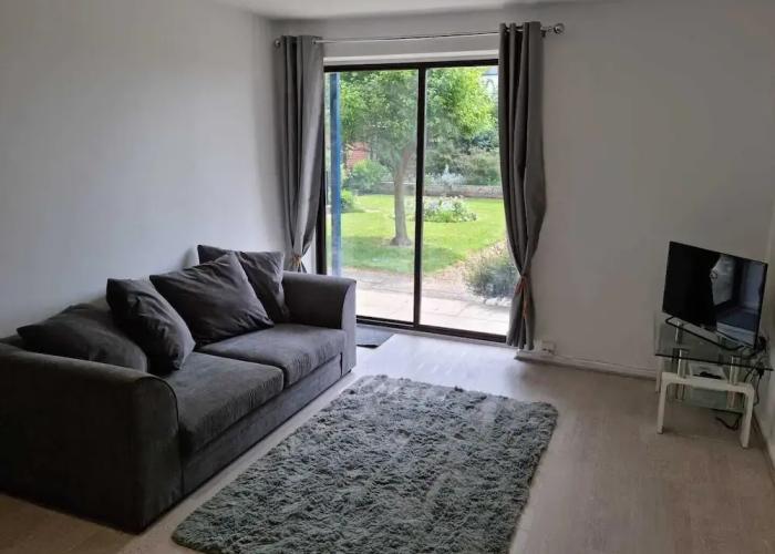360 Serviced Accommodations - Waterfront Retreat - Modern Apartment