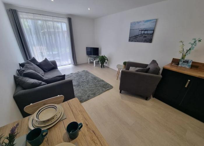 360 Serviced Accommodations - Waterfront Retreat - Modern Apartment