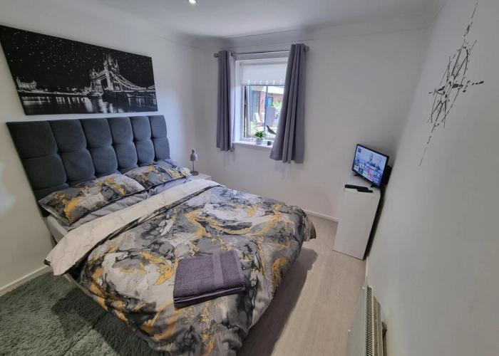 360 Serviced Accommodations - Waterfront Retreat - Modern Apartment