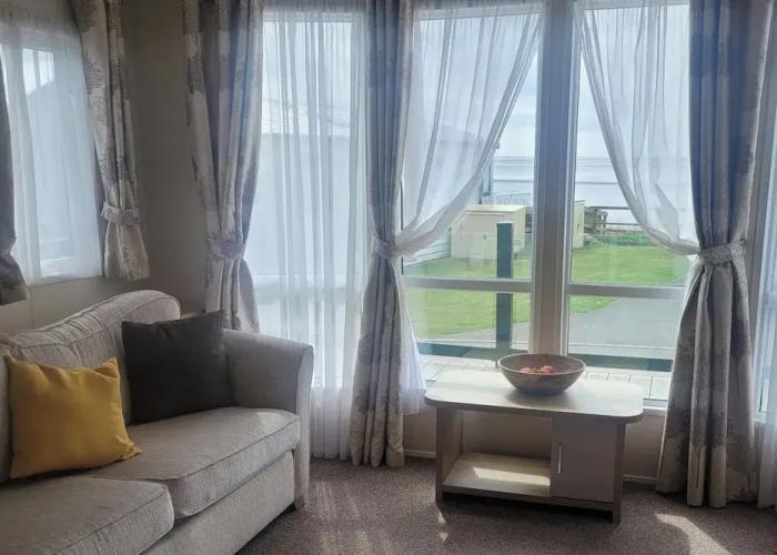 Beachside Holiday Retreat - Sleeps 6 & Parking