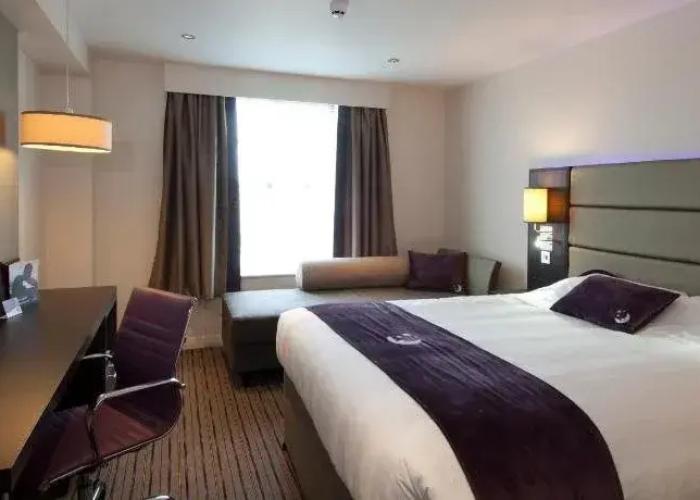 Premier Inn Oldham - Broadway