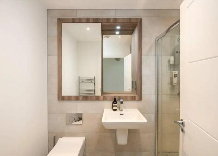 2 Bed 2 Bath Apt Close to Reigate Station - 2230