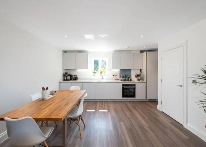 2 Bed 2 Bath Apt Close to Reigate Station - 2230