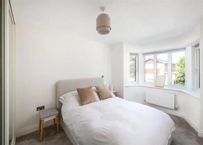 2 Bed 2 Bath Apt Close to Reigate Station - 2230