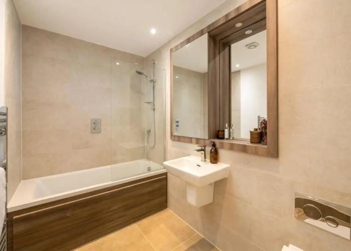 2 Bed 2 Bath Apt Close to Reigate Station - 2230