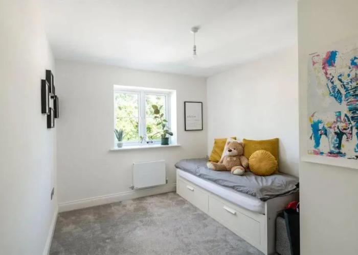 2 Bed 2 Bath Apt Close to Reigate Station - 2230