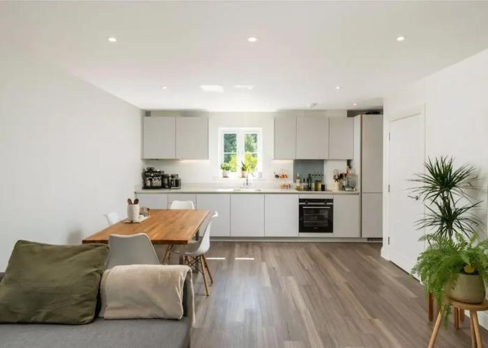 2 Bed 2 Bath Apt Close to Reigate Station - 2230