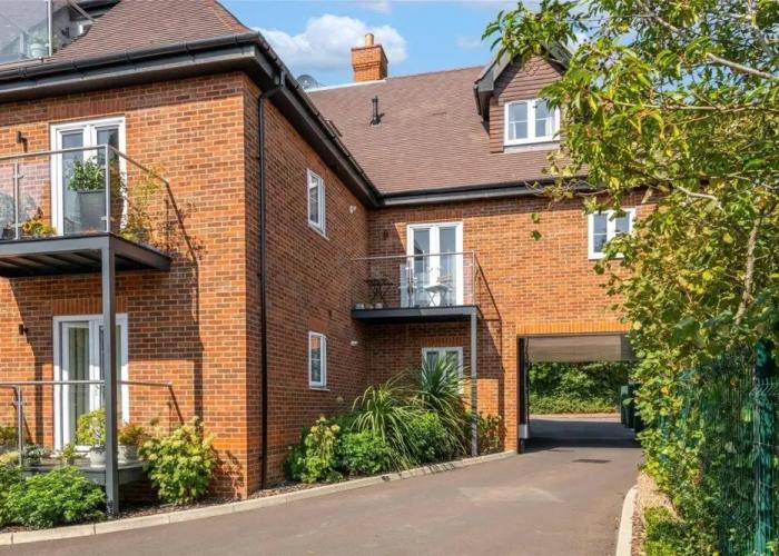 2 Bed 2 Bath Apt Close to Reigate Station - 2230
