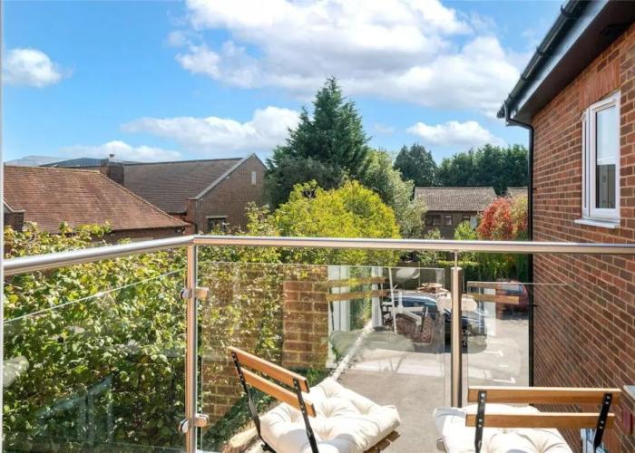 2 Bed 2 Bath Apt Close to Reigate Station - 2230