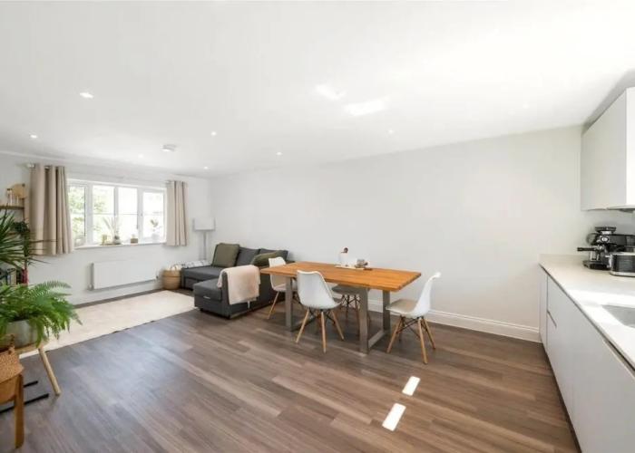 2 Bed 2 Bath Apt Close to Reigate Station - 2230