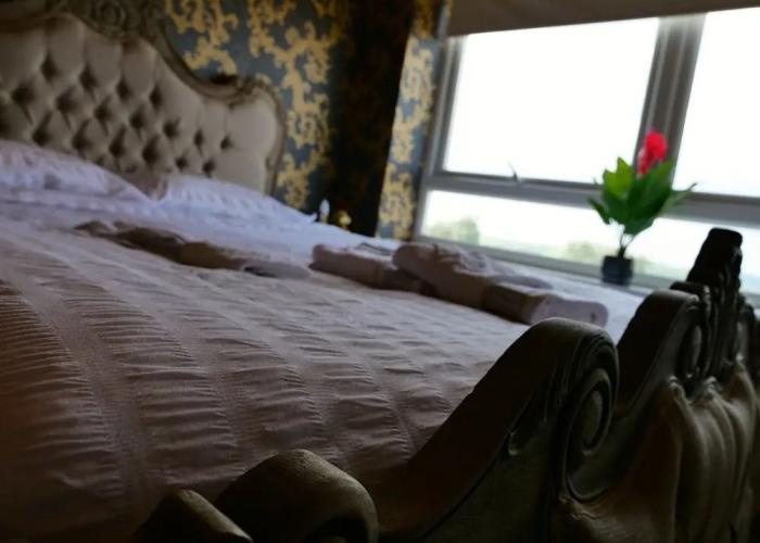 Sexy Luxurious Versace Apartment Near Sheffield